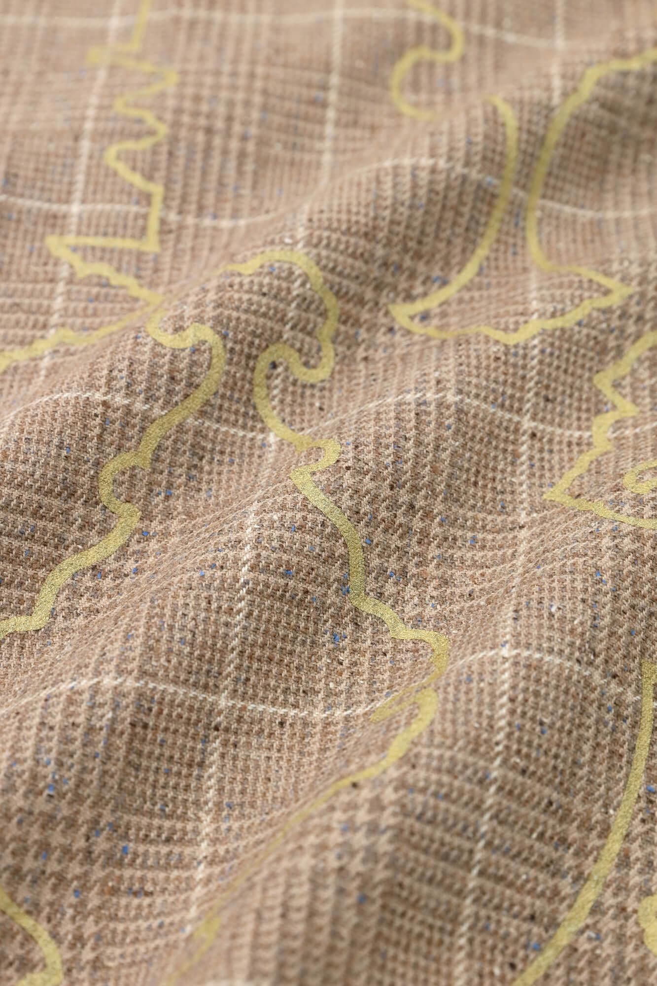 千鸟格编织 (chidori goshiori)、方衣 (shikkui)/装饰金属配件 (soshoku kanagu) 和空白 (yohaku)、柴染多节石南花 (fushizomeiro fushimoku)