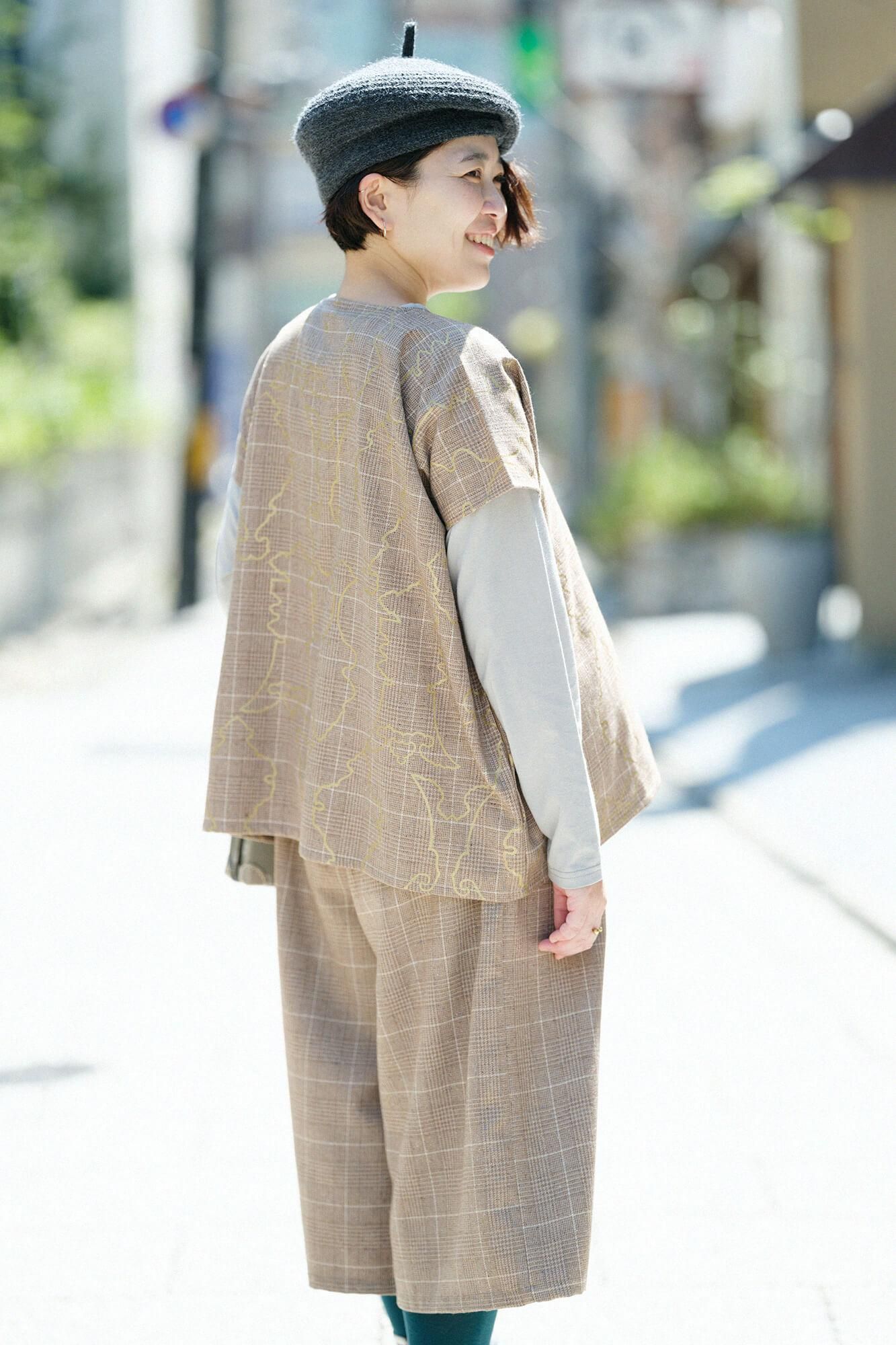 [仅在网络上提供] 千鸟格编织、方形服装/装饰金属配件、柴犬染色打结石南花