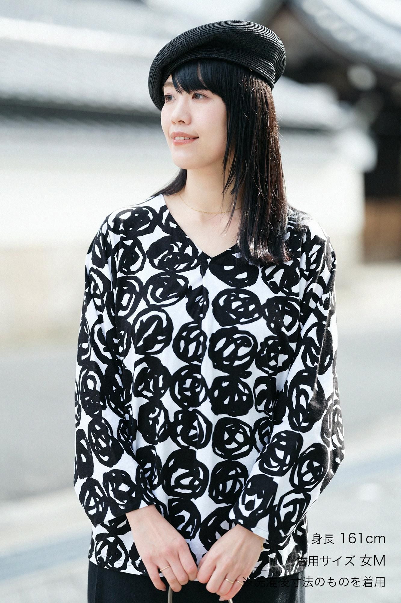 圓弧袖褶領上衣／松果