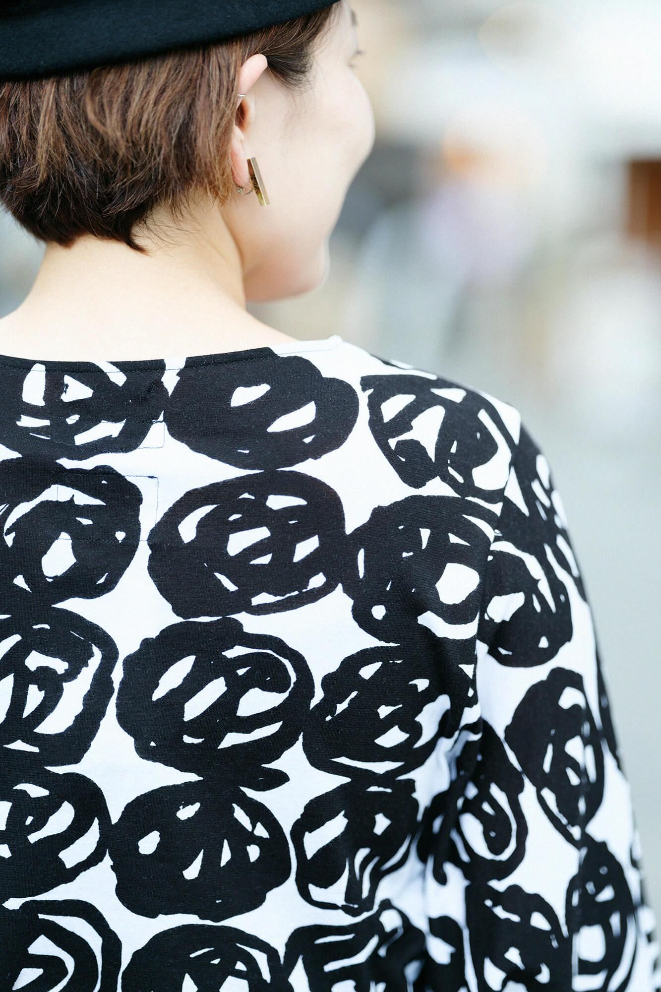 圓弧袖褶領上衣／松果