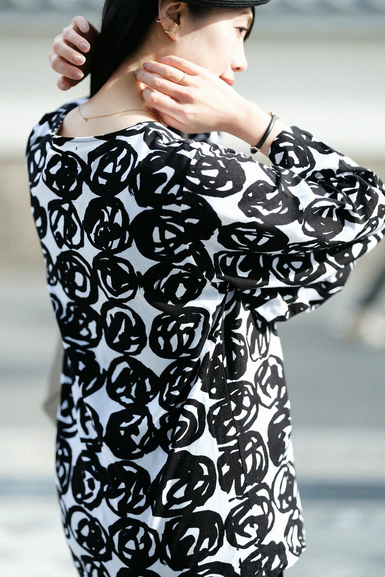 圓弧袖褶領上衣／松果