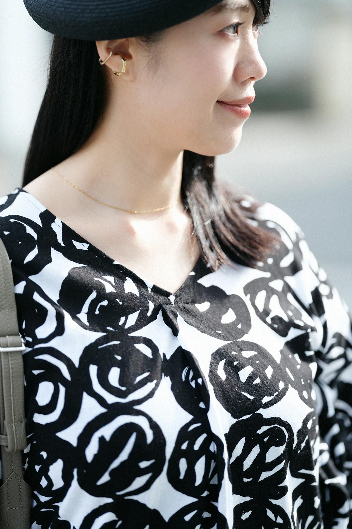 圓弧袖褶領上衣／松果