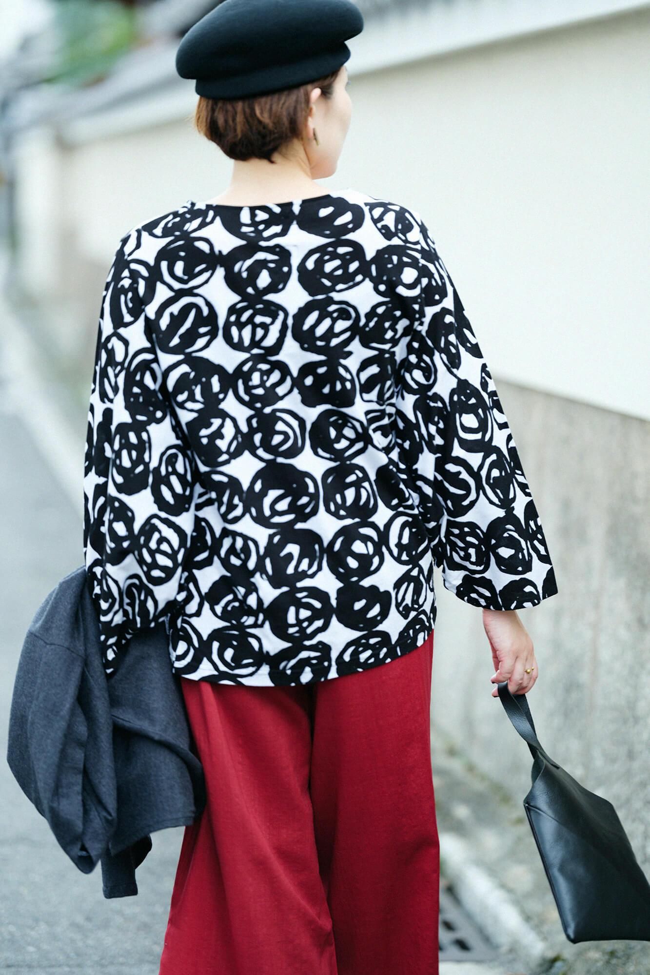 圓弧袖褶領上衣／松果