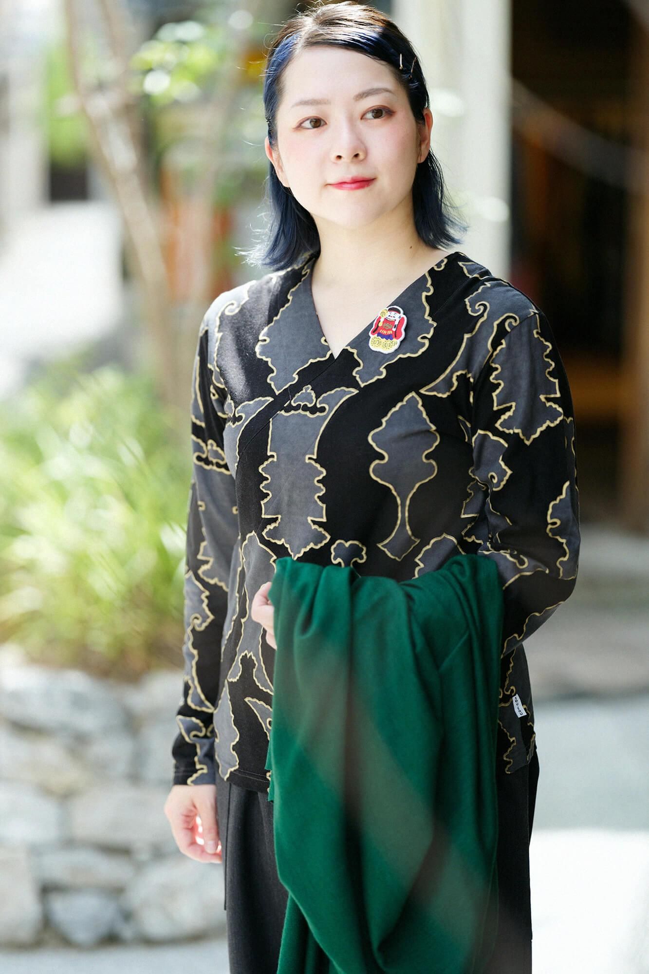 V領上衣 長袖／裝飾金具