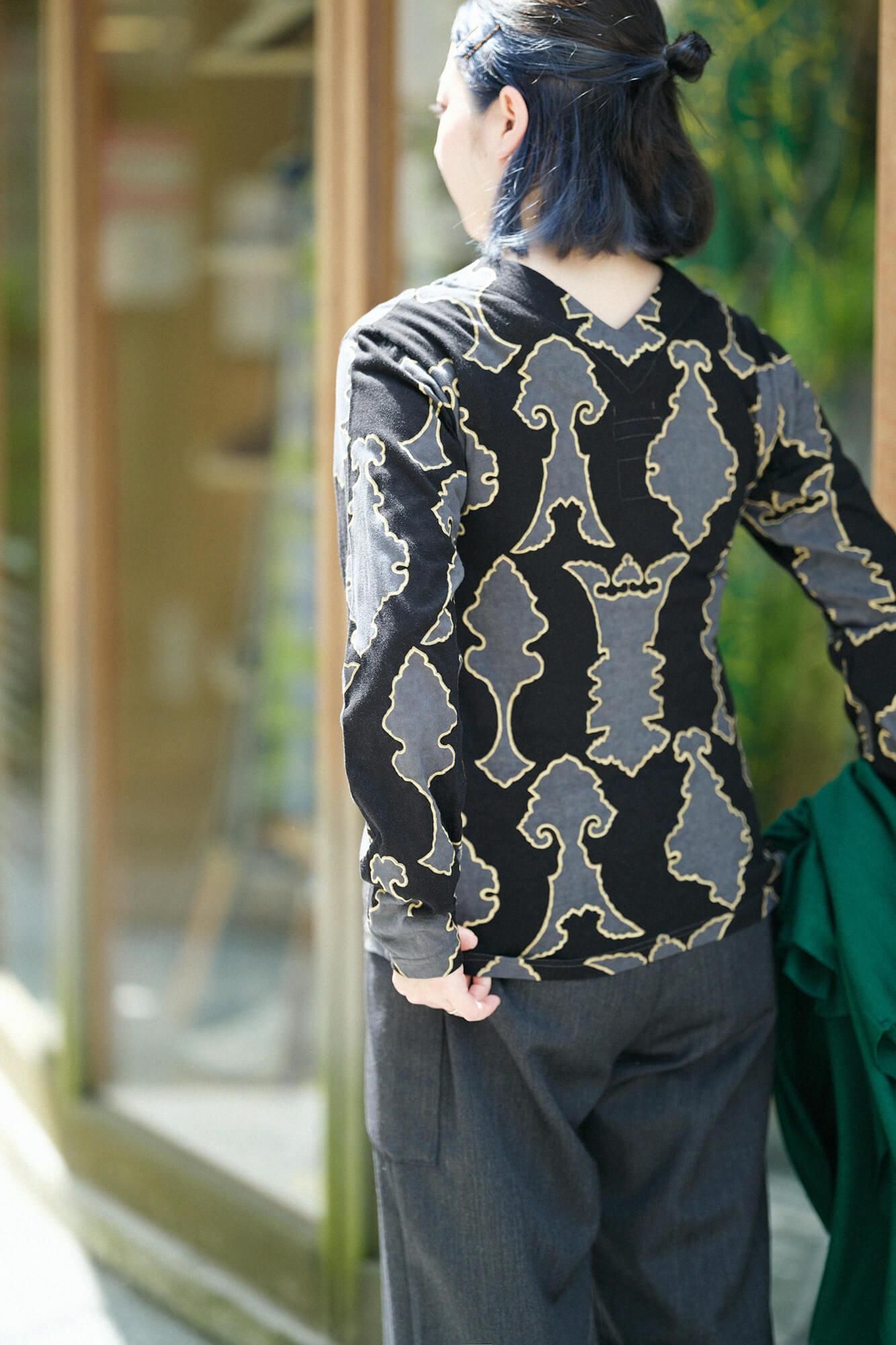 V領上衣 長袖／裝飾金具