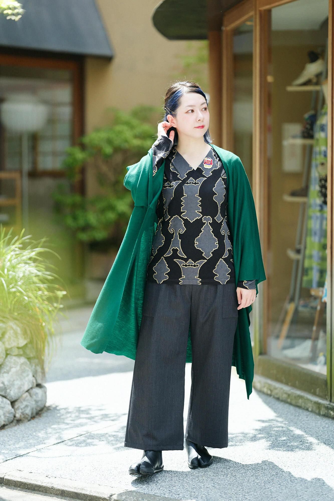 V領上衣 長袖／裝飾金具