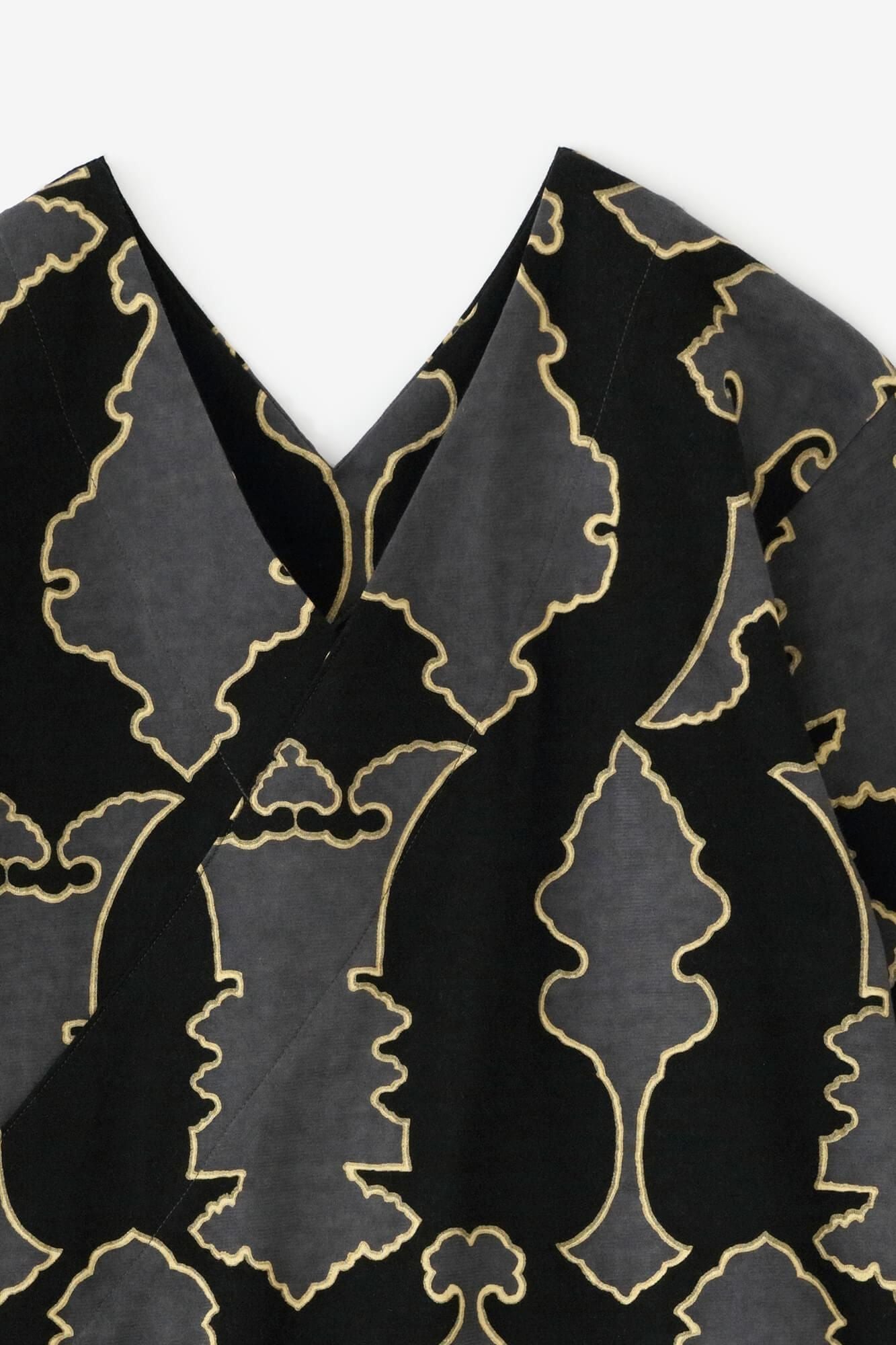 V領上衣 長袖／裝飾金具