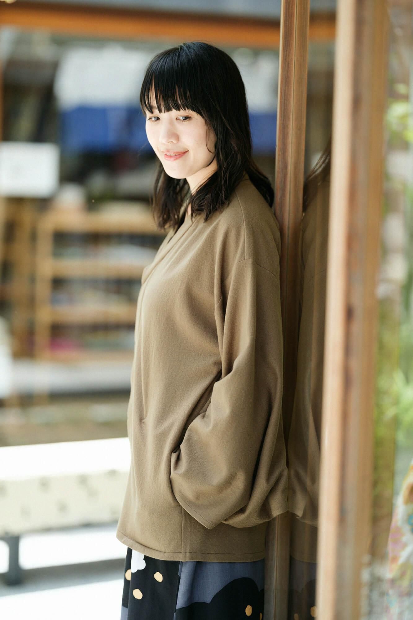 梳毛 針織圓弧袖襯衫 細領 短版／璃寛茶色