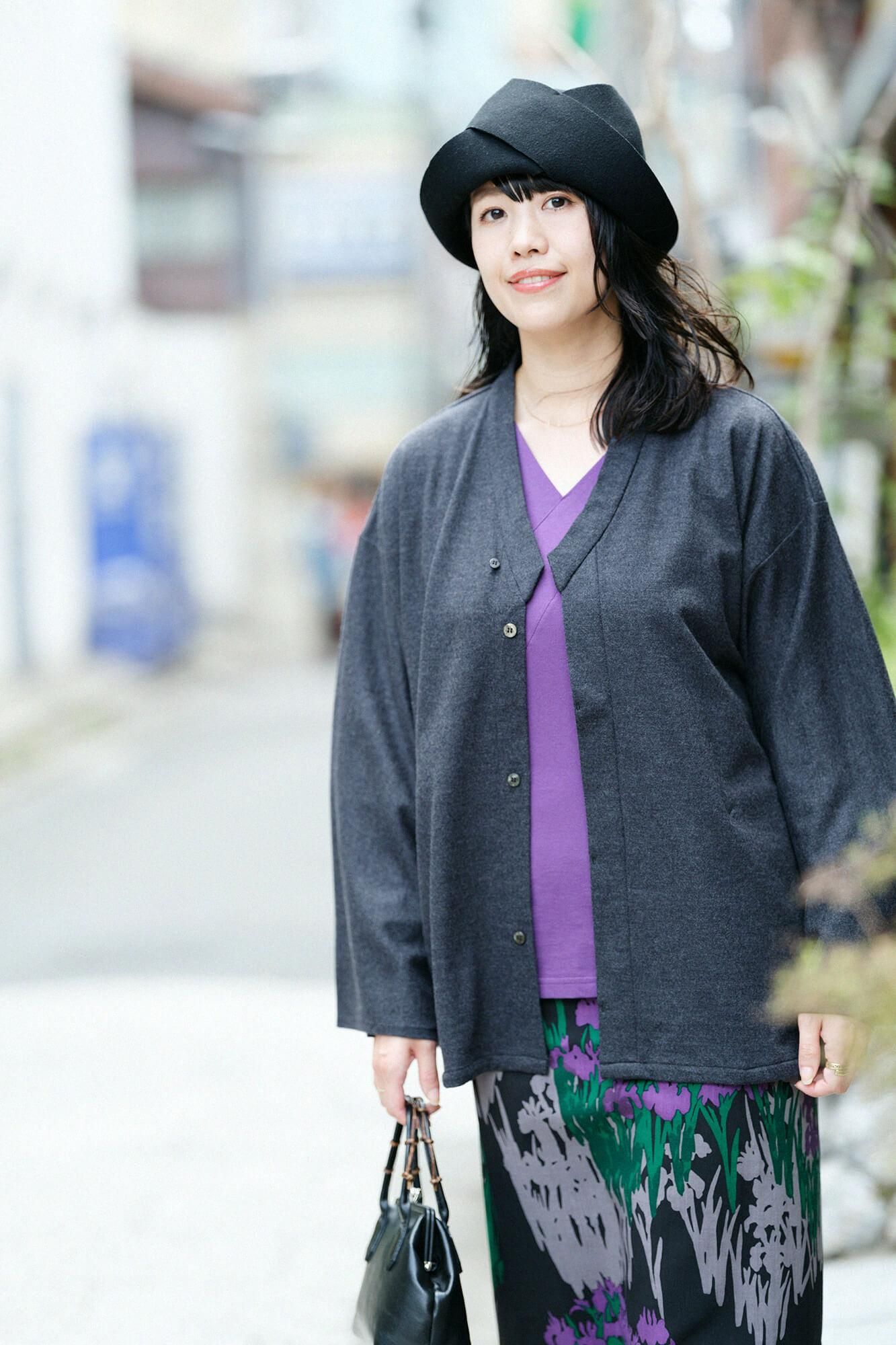 梳毛 針織圓弧袖襯衫 細領 短版／灰墨色