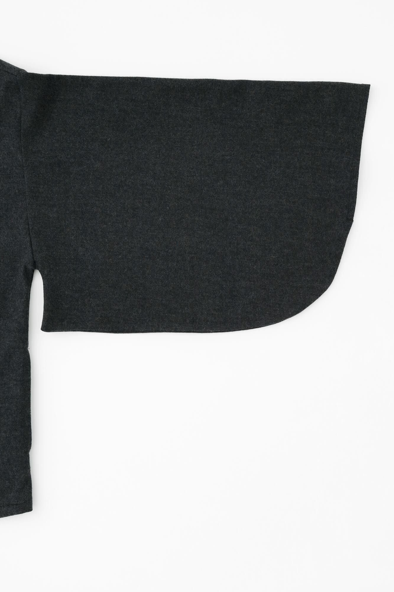 梳毛 針織圓弧袖襯衫 細領 短版／灰墨色