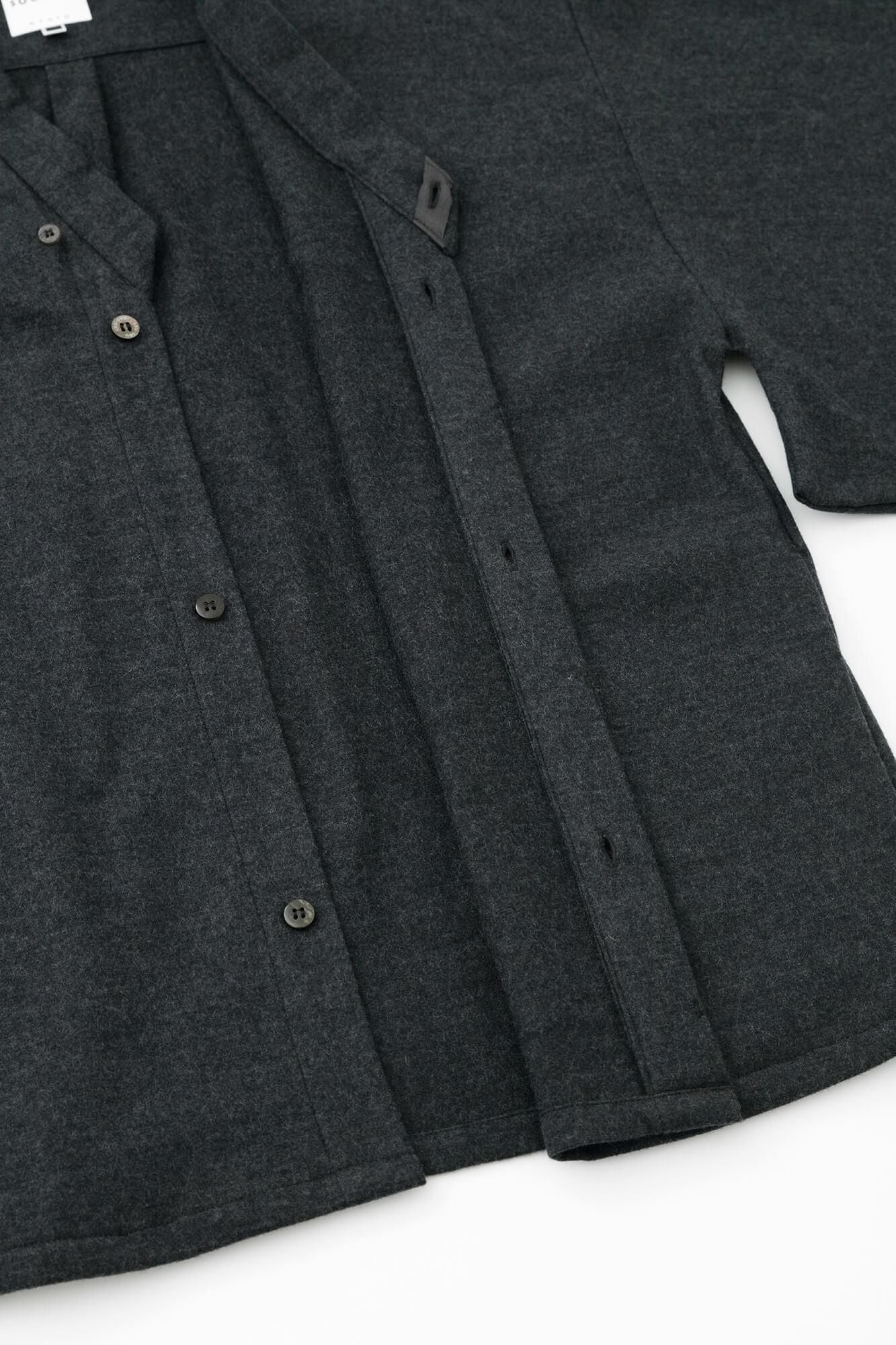 梳毛 針織圓弧袖襯衫 細領 短版／灰墨色