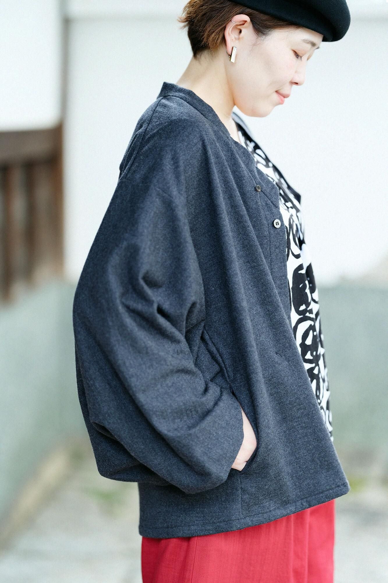 梳毛 針織圓弧袖襯衫 細領 短版／灰墨色