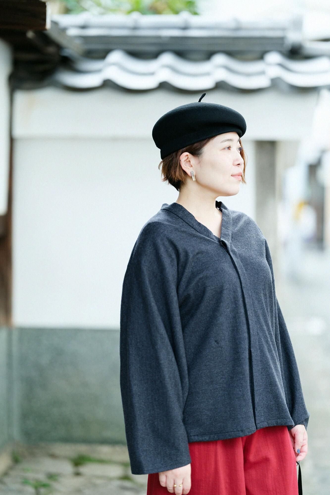 梳毛 針織圓弧袖襯衫 細領 短版／灰墨色