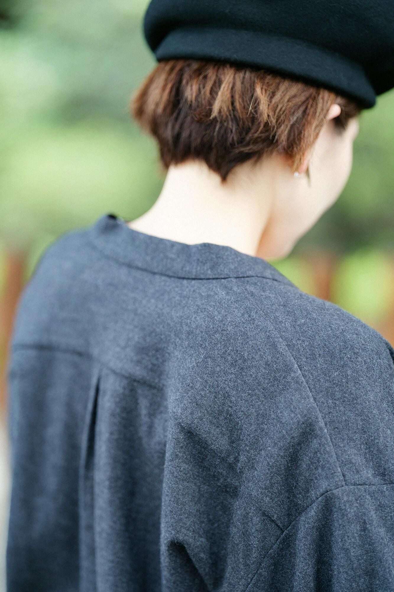 梳毛 針織圓弧袖襯衫 細領 短版／灰墨色