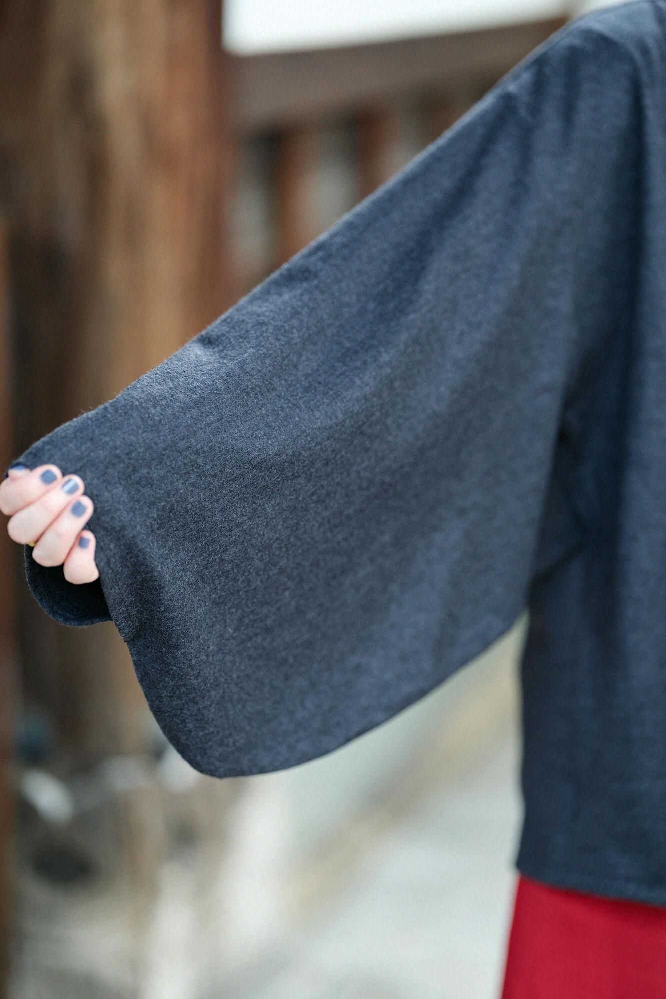 梳毛 針織圓弧袖襯衫 細領 短版／灰墨色