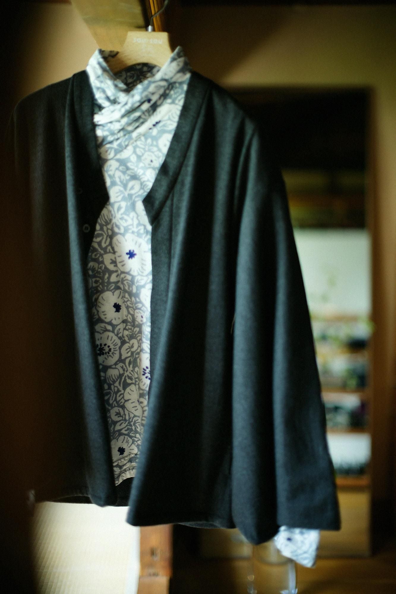 梳毛 針織圓弧袖襯衫 細領 短版／灰墨色