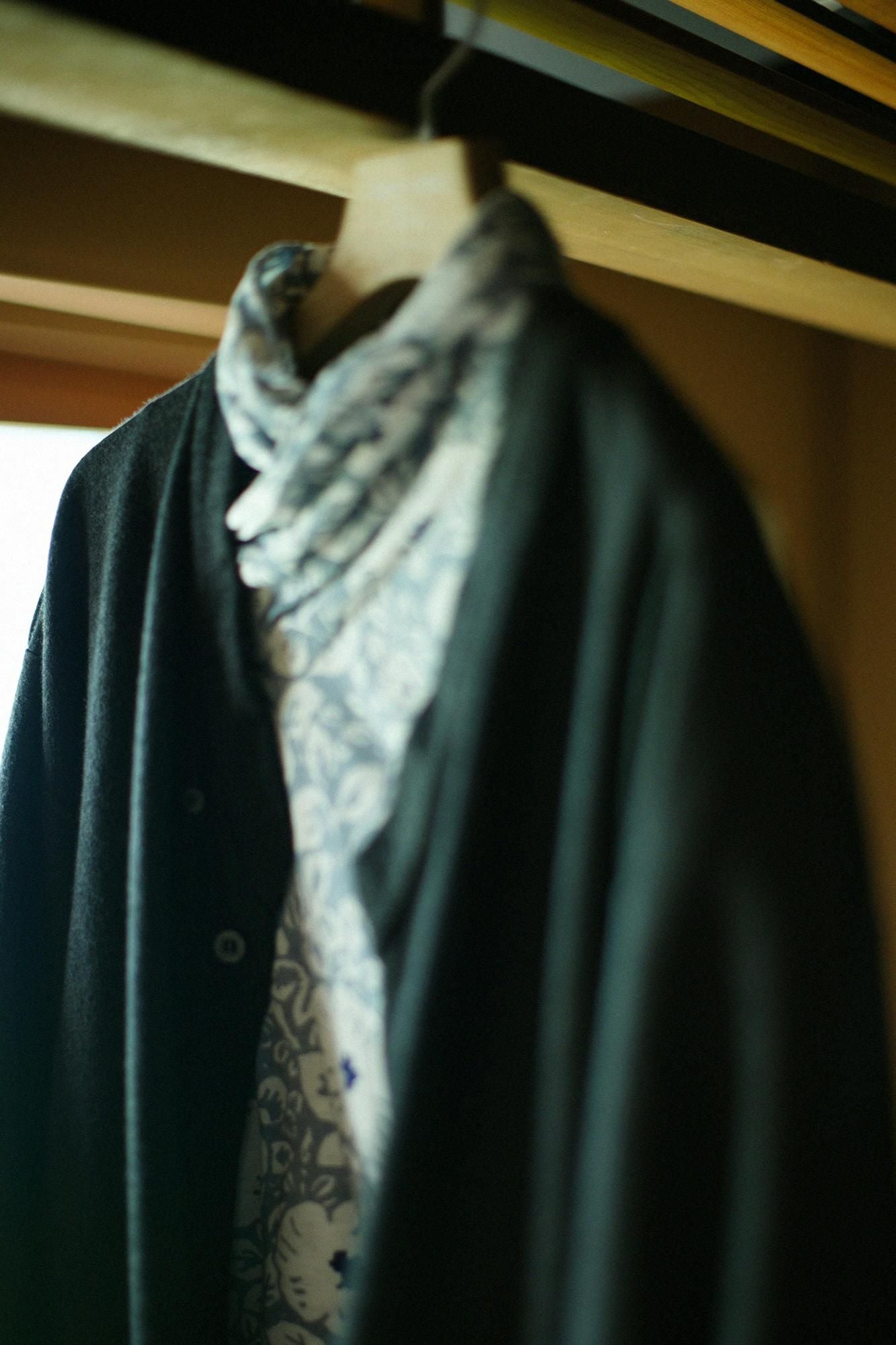 梳毛 針織圓弧袖襯衫 細領 短版／灰墨色