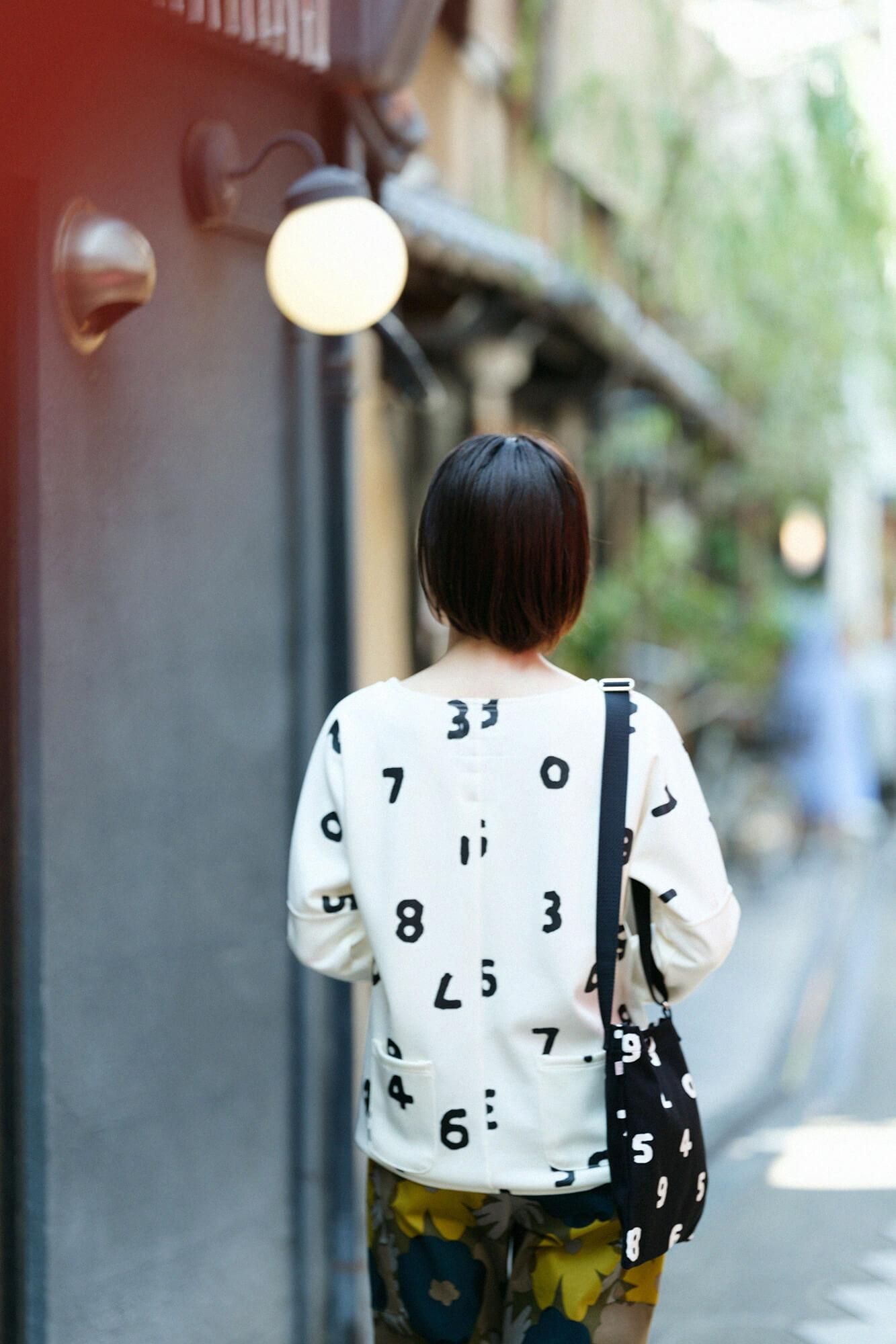 【net限定】ダンボールニット 型ぬき長袖Tシャツ／SO-SU-U上下（しょうか） 生白（きじろ）