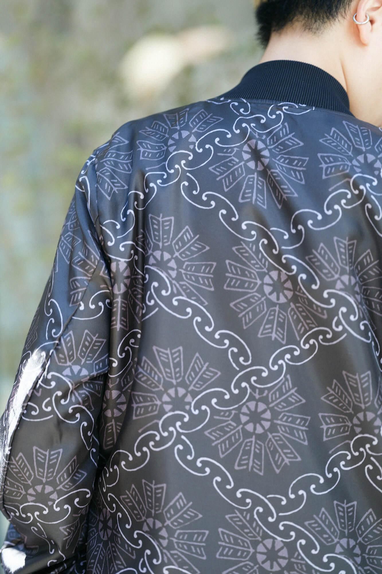 【net限定】リバーシブルブルゾン／濡羽色（ぬればいろ）×環繋ぎ矢車文（かんつなぎやぐるまもん） 写し（うつし）