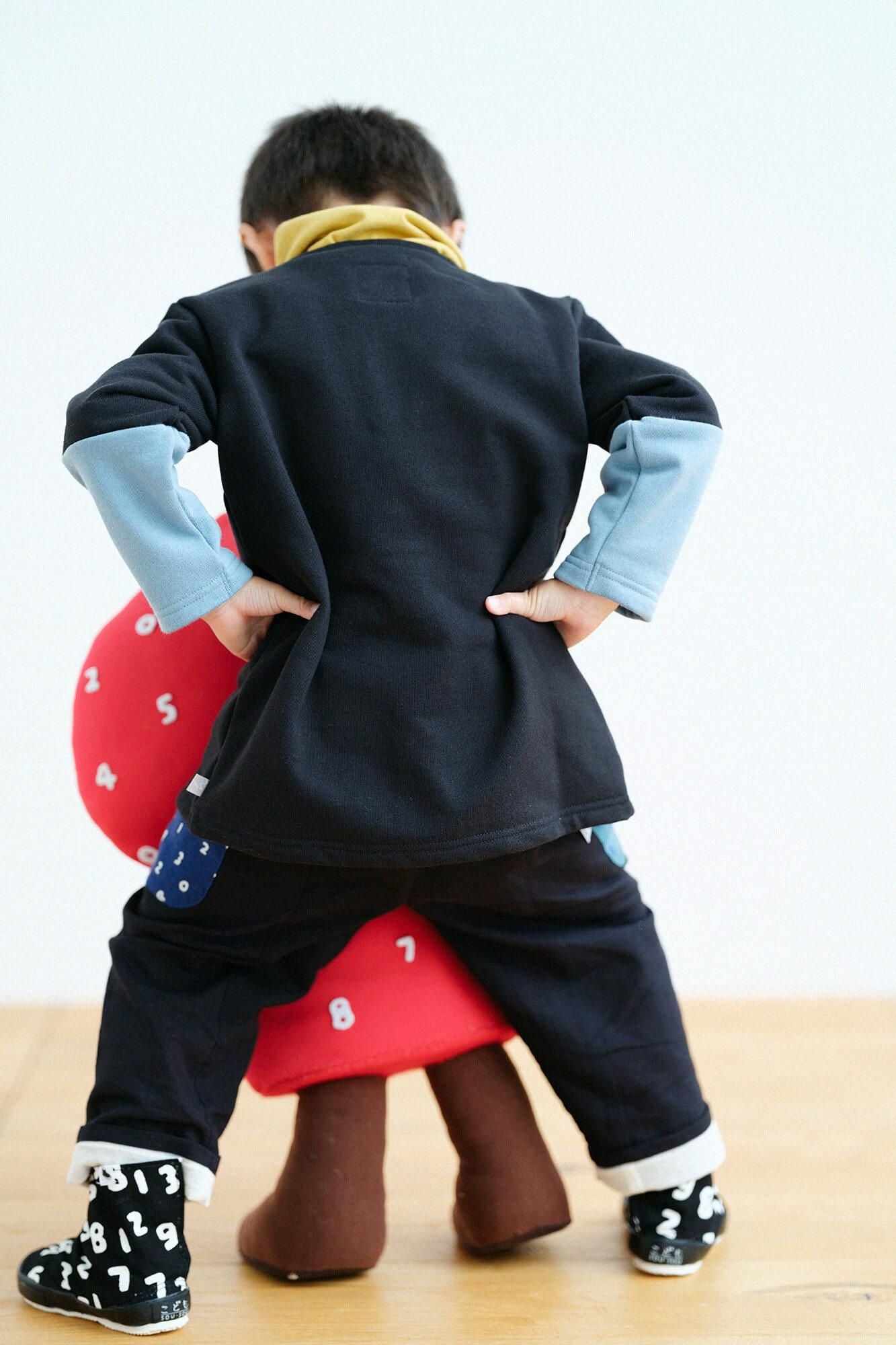 ●內抓毛雙色袖外套黑色/ ×藍綠色