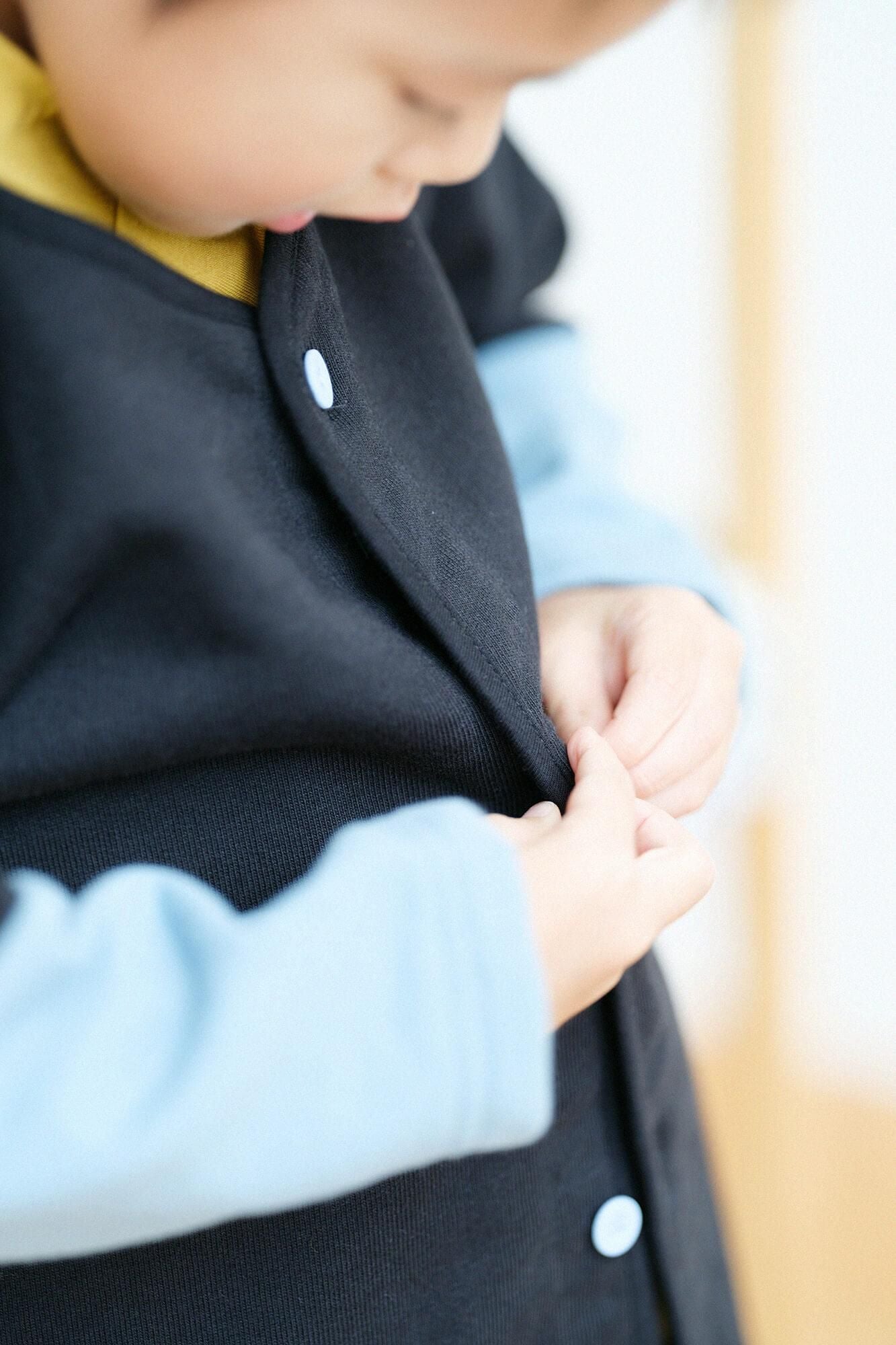 ●內抓毛雙色袖外套黑色/ ×藍綠色