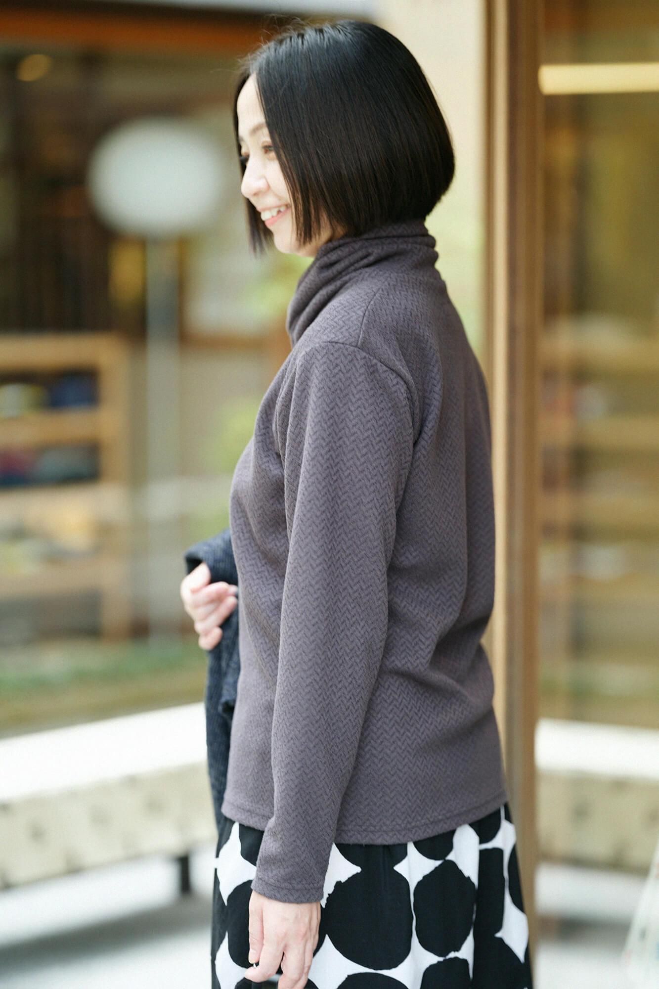 【官網限定】人字形斜紋織高領上衣／濃灰