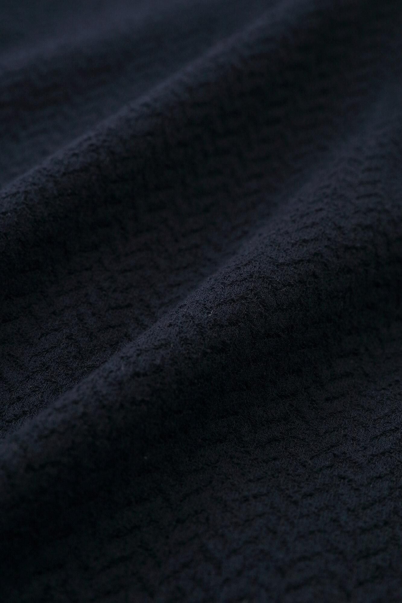 【官網限定】人字形斜紋織高領上衣／暗藍色