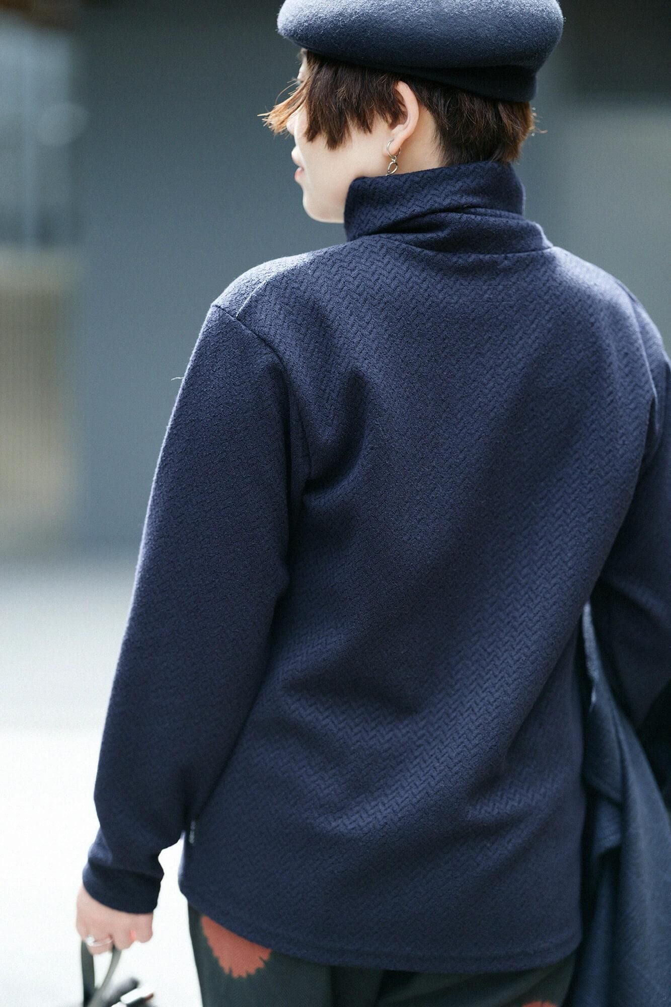 【官網限定】人字形斜紋織高領上衣／暗藍色