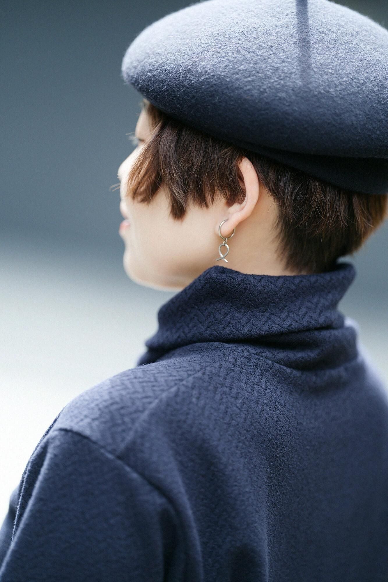 【官網限定】人字形斜紋織高領上衣／暗藍色