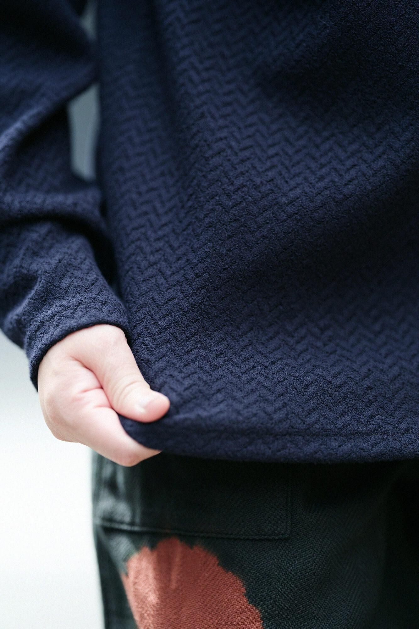 【官網限定】人字形斜紋織高領上衣／暗藍色