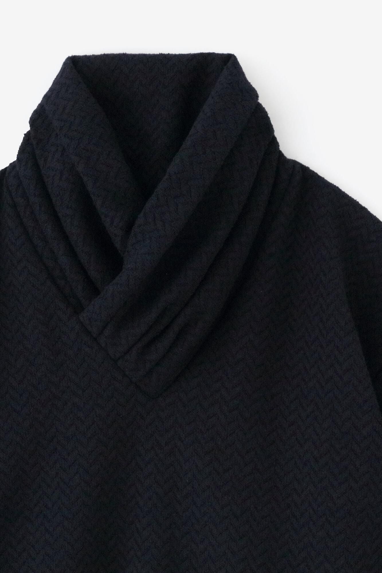 【官網限定】人字形斜紋織高領上衣／暗藍色