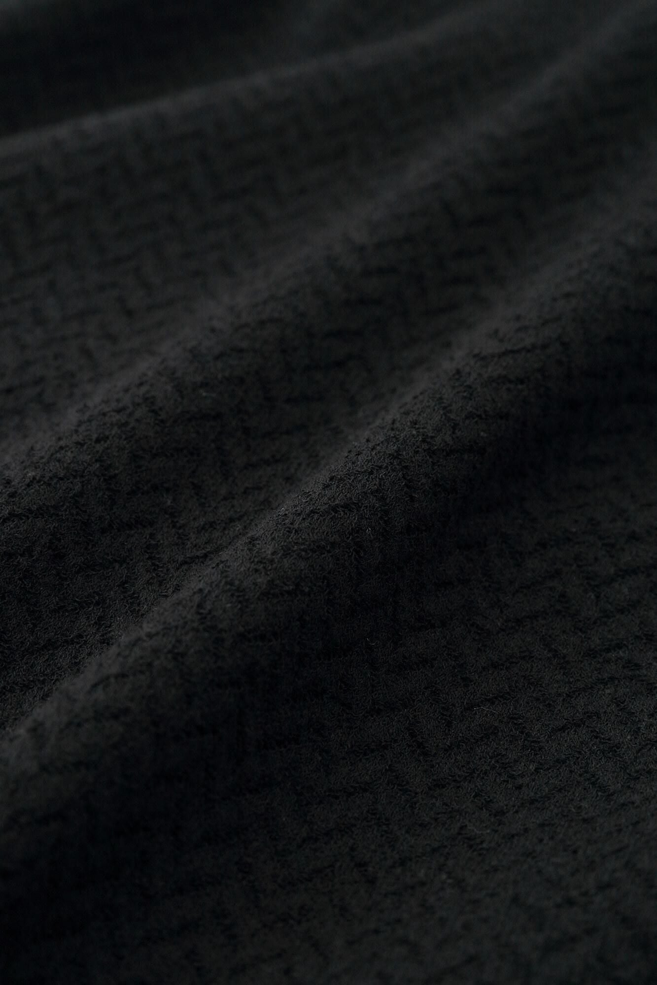 【官網限定】人字形斜紋織高領上衣／黑色