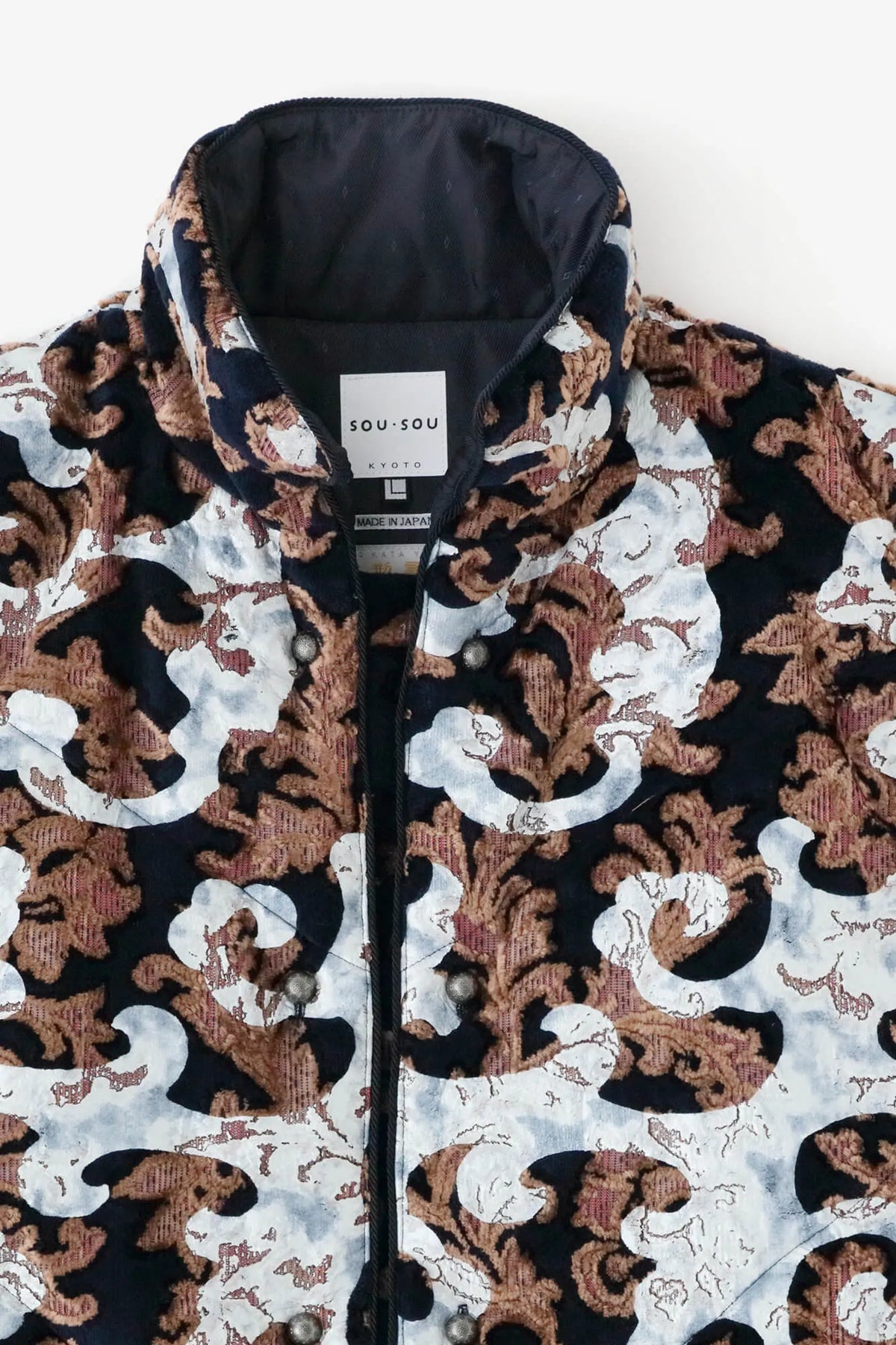 Moket Jinbaori (veste de cérémonie en textile traditionnel) Naka-wata-awase / Yamadodō (motif de montagnes en colère) Nōkon (bleu profond) 