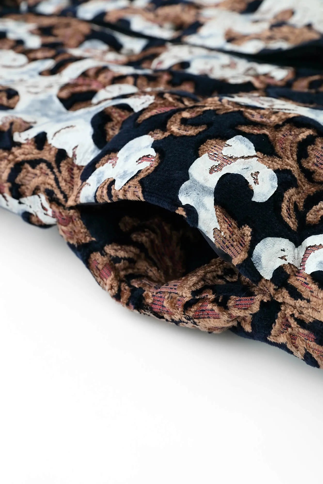 Moket Jinbaori (veste de cérémonie en textile traditionnel) Naka-wata-awase / Yamadodō (motif de montagnes en colère) Nōkon (bleu profond) 