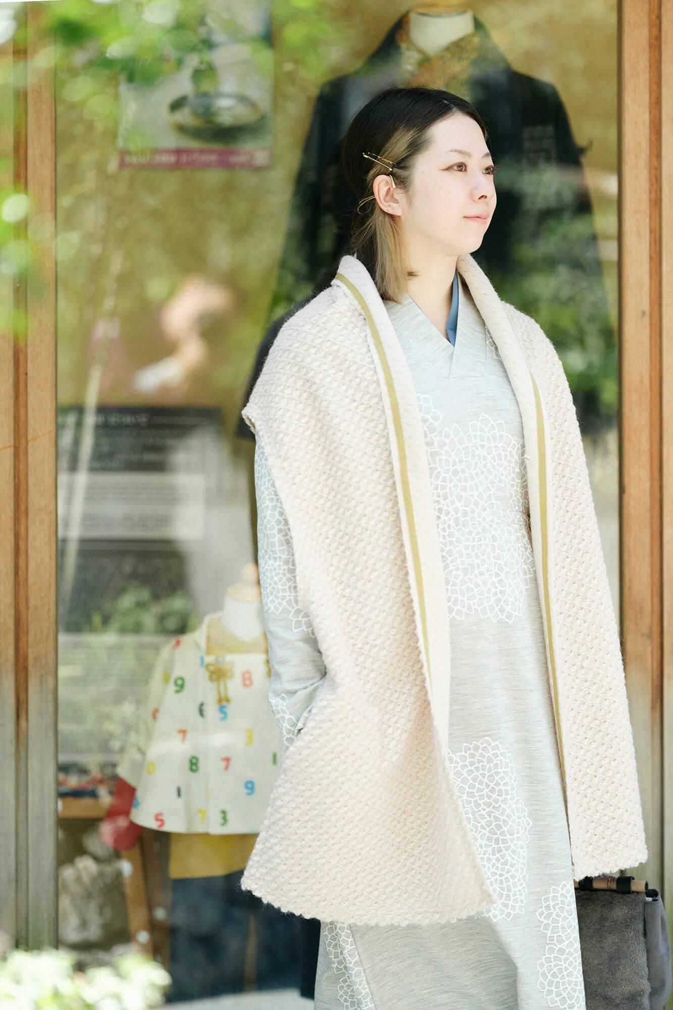 梳毛 雙面編 狹風靡 和服領長版洋裝／雲間菊 淡灰色