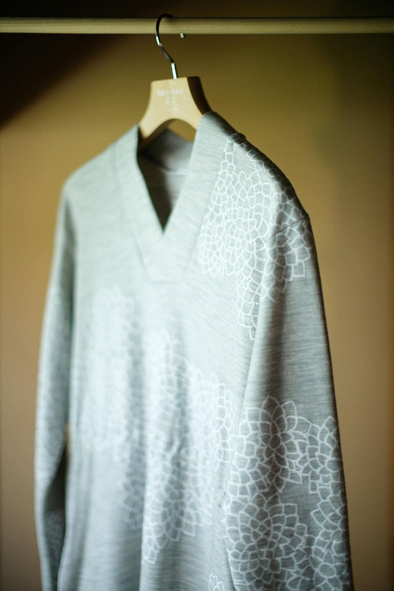 梳毛 雙面編 狹風靡 和服領長版洋裝／雲間菊 淡灰色