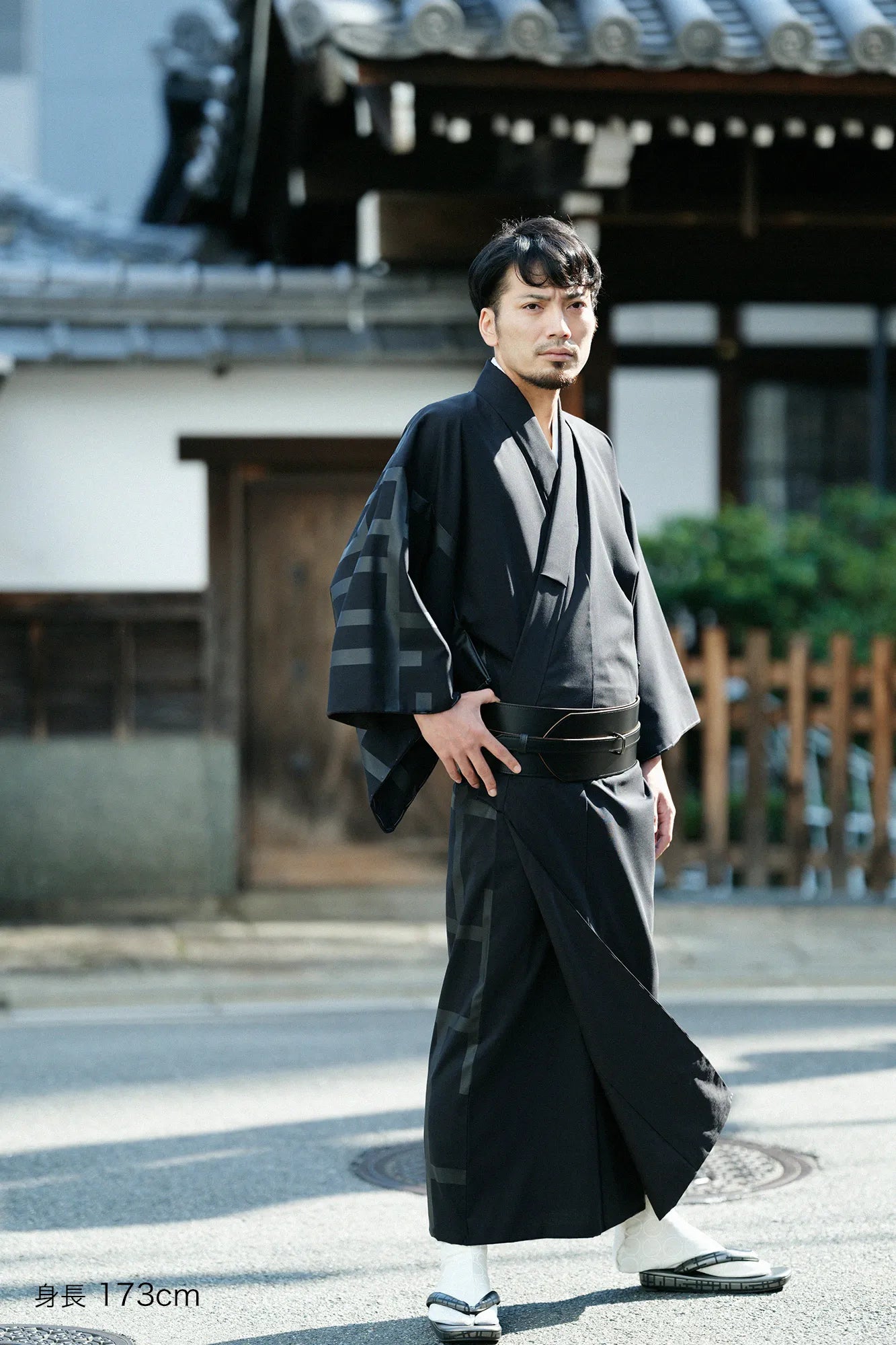 【お仕立て付き】梳毛 着物 片身替わり（総裏仕立て）／濡羽色（ぬればいろ）×桟（さん）【※お届けに約7週間】