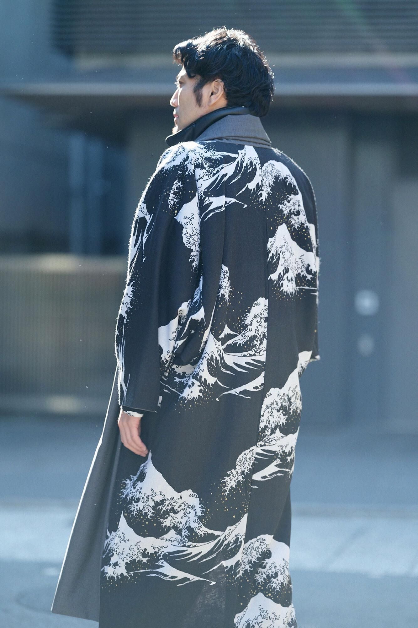 Reversible Combed Yarn × Muslin Wool Triangular Sleeve Coat / Dark Grey × Hokusai The Great Wave off Kanagawa-Recreation