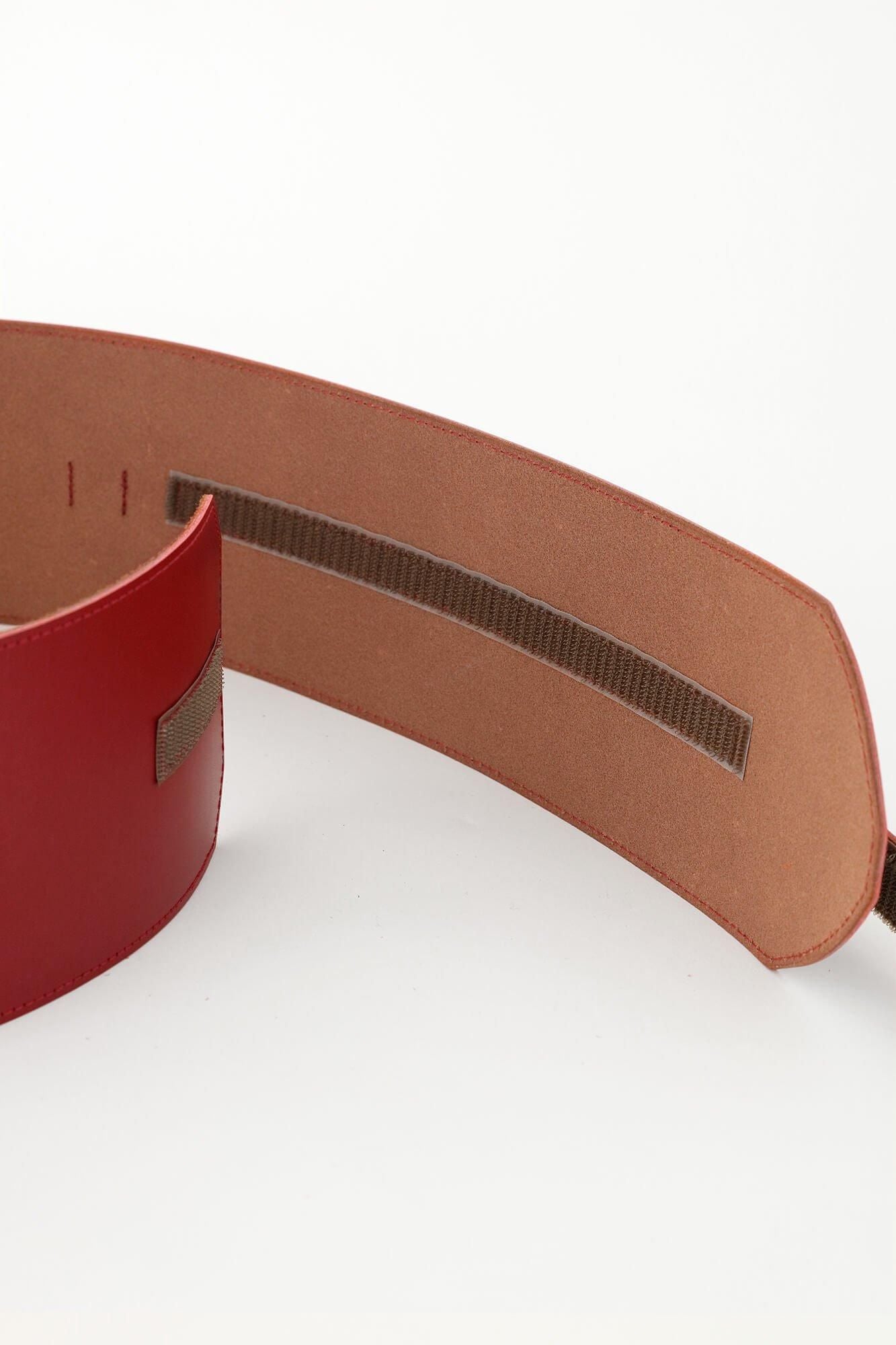 革帯（かくたい）／深緋（こきひ）