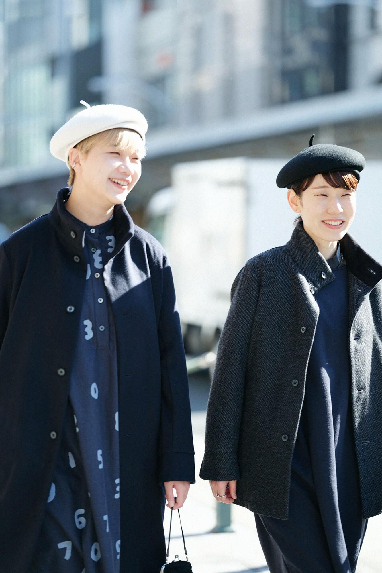 カシミヤ混 梳毛（そもう） スタンドカラー ロングコート／深紺（しんこん）×茶利（ちゃり）