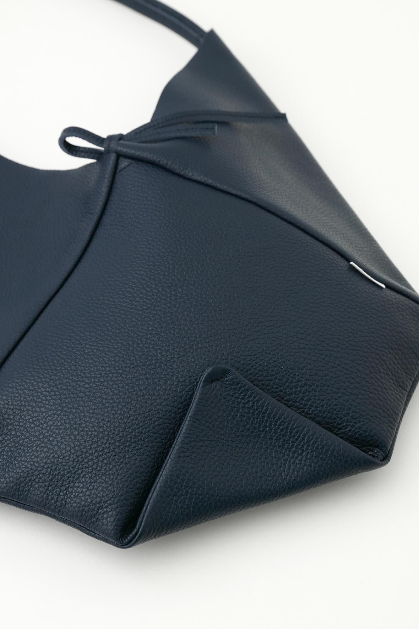 革穏（かわおだやか） 小（しょう） しぼ／紺青（こんじょう）