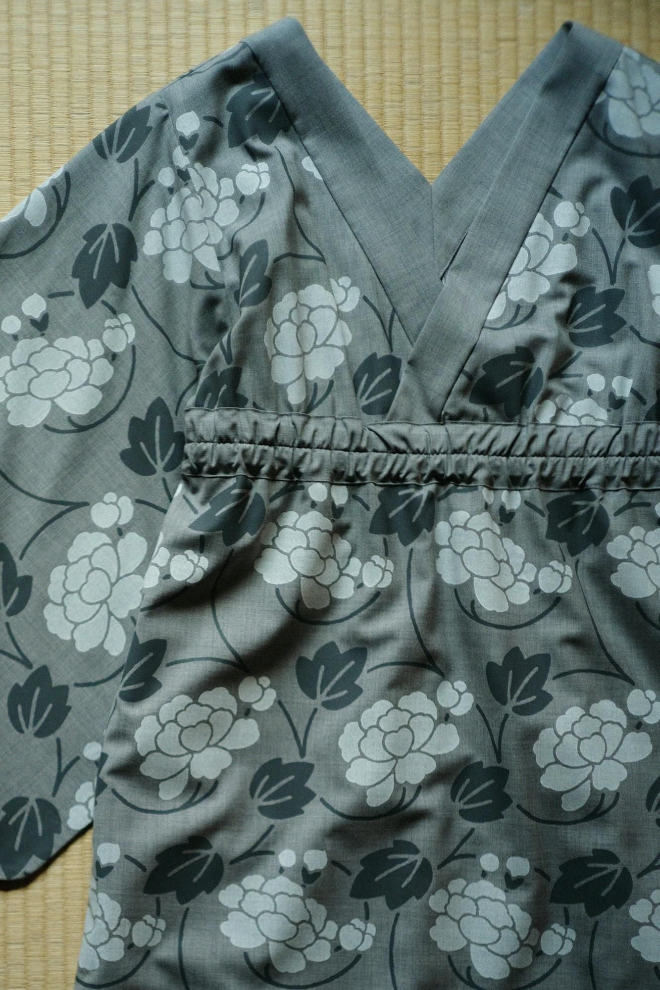 梳最差的（Somo）新鲜涂层的衣服（Mitateromo）长持久（Nagatake/Flower Arabesque）暗色（Nibiiro）