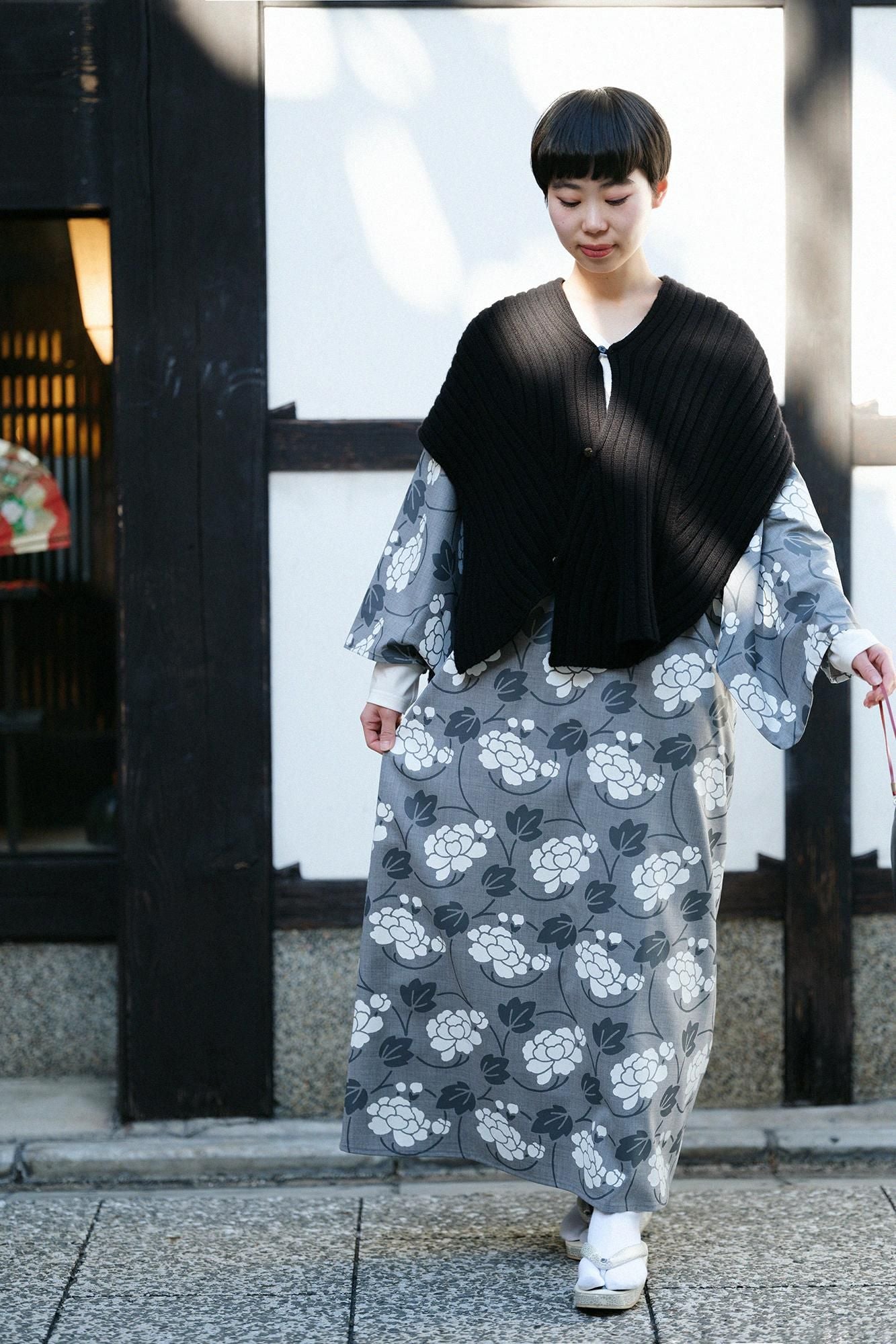 梳最差的（Somo）新鲜涂层的衣服（Mitateromo）长持久（Nagatake/Flower Arabesque）暗色（Nibiiro）