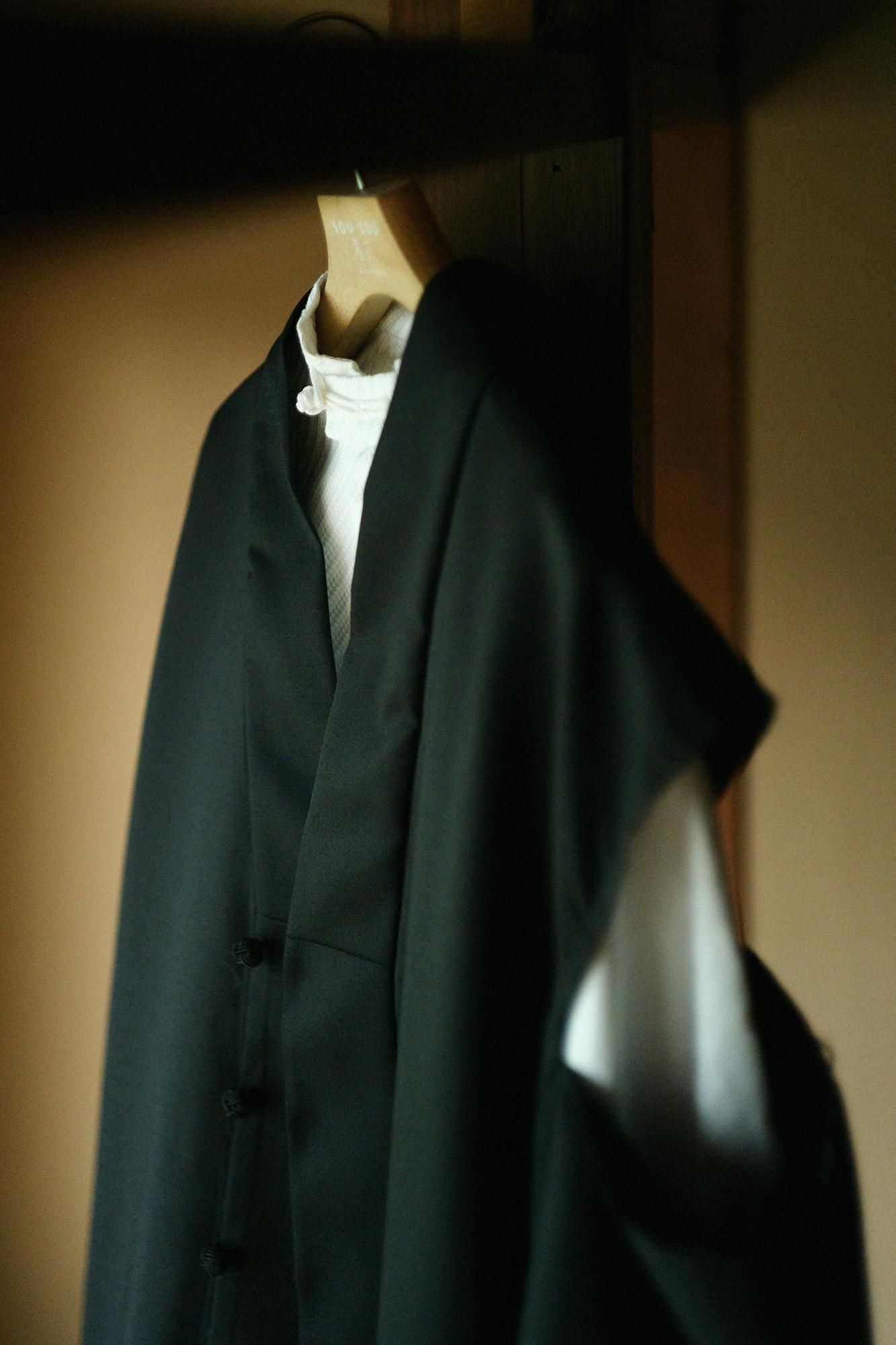 42双 梳毛（そもう） 風靡羽織（ふうびばおり） 透かし宮中袖（きゅうちゅうそで） 袷（あわせ）／濡羽色（ぬればいろ）