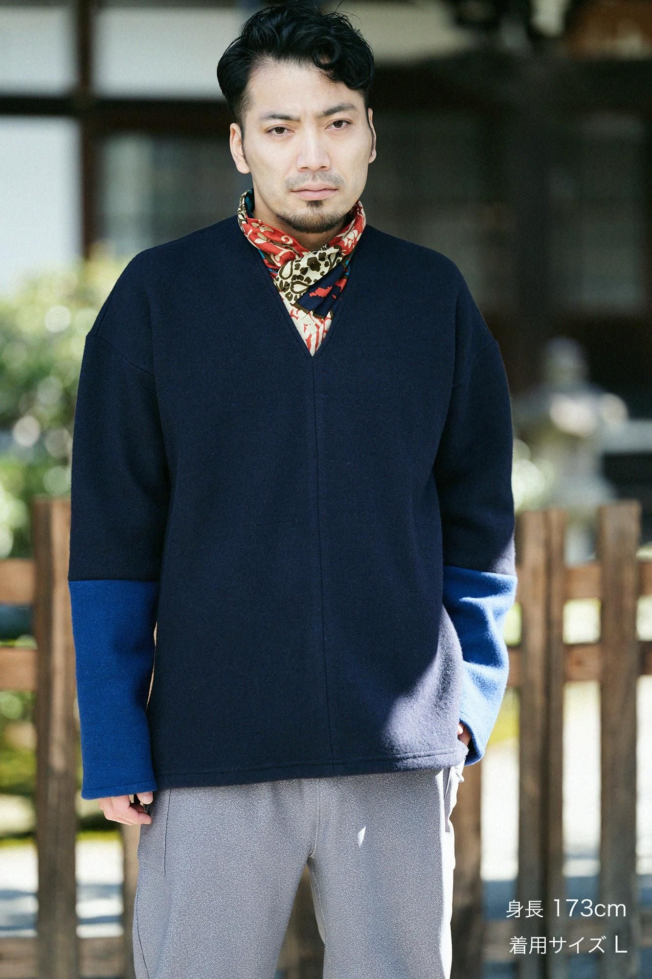 Dual-layered Knit Bi-color Sleeve V Neck Kantoui / Dark Blue