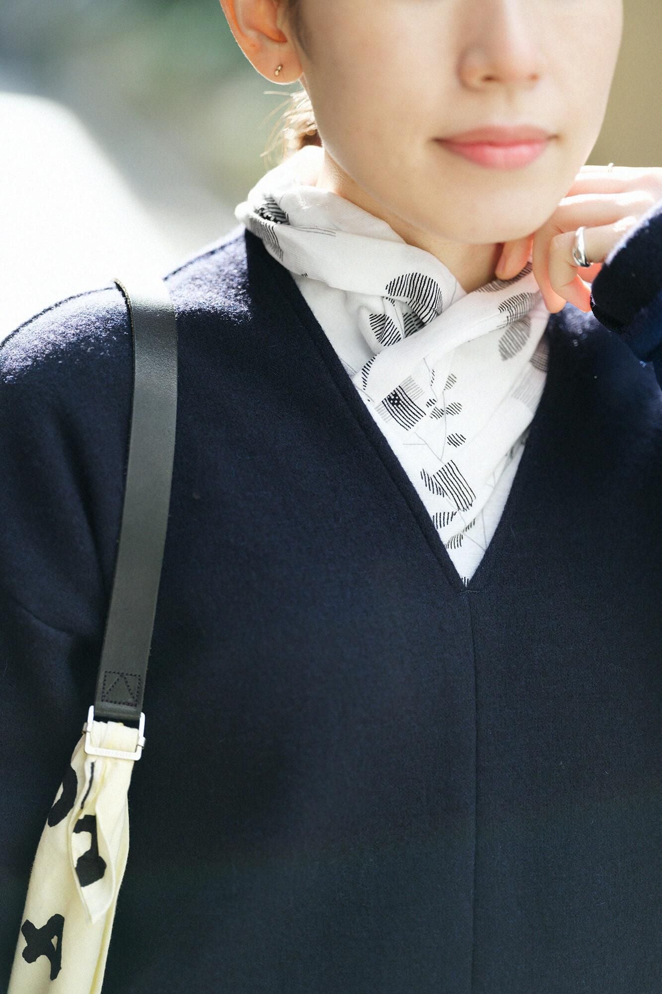 Dual-layered Knit Bi-color Sleeve V Neck Kantoui / Dark Blue