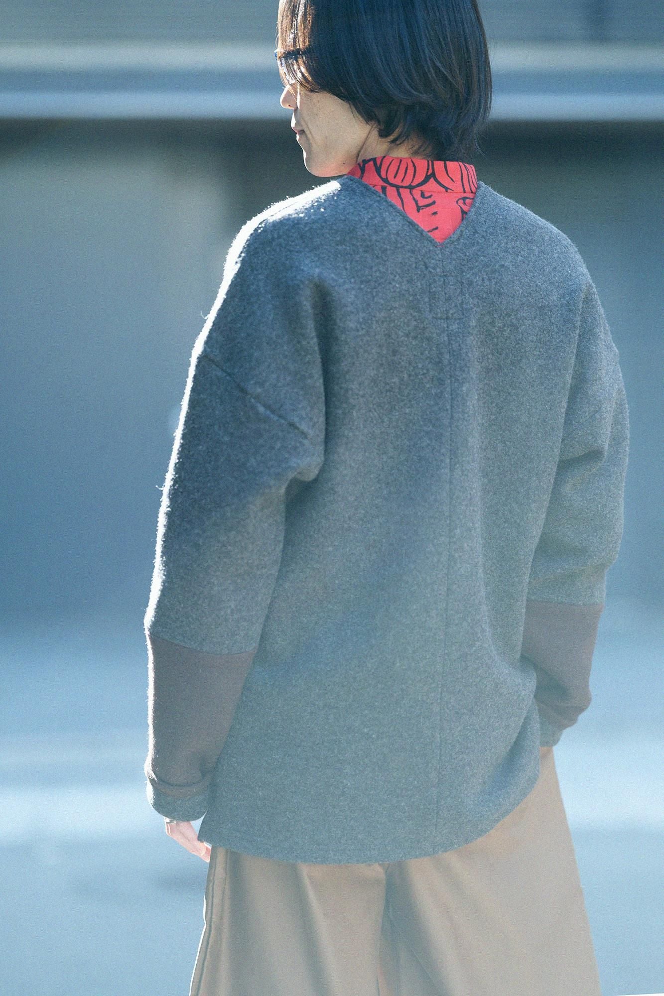 接結梳毛（せっけつそもう） 阿弥（あみ） 違い袖貫頭衣（ちがいそでかんとうい）／杢墨（もくずみ）