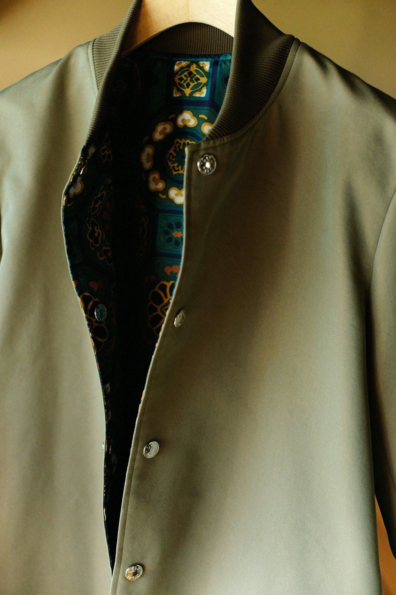 【net限定】60双ギャバジン リバーシブルブルゾン／鶯茶（うぐいすちゃ）×華麗（かれい） 緑玉色（りょくぎょくいろ）