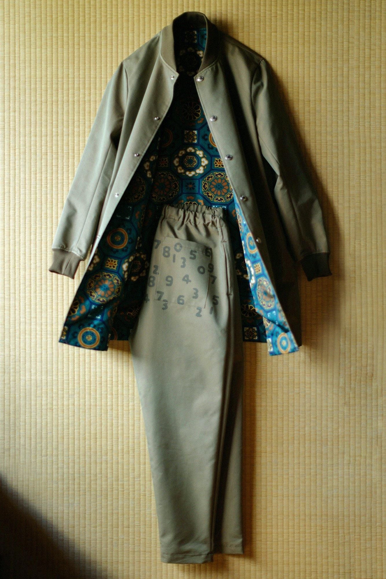 【net限定】60双ギャバジン リバーシブルブルゾン／鶯茶（うぐいすちゃ）×華麗（かれい） 緑玉色（りょくぎょくいろ）