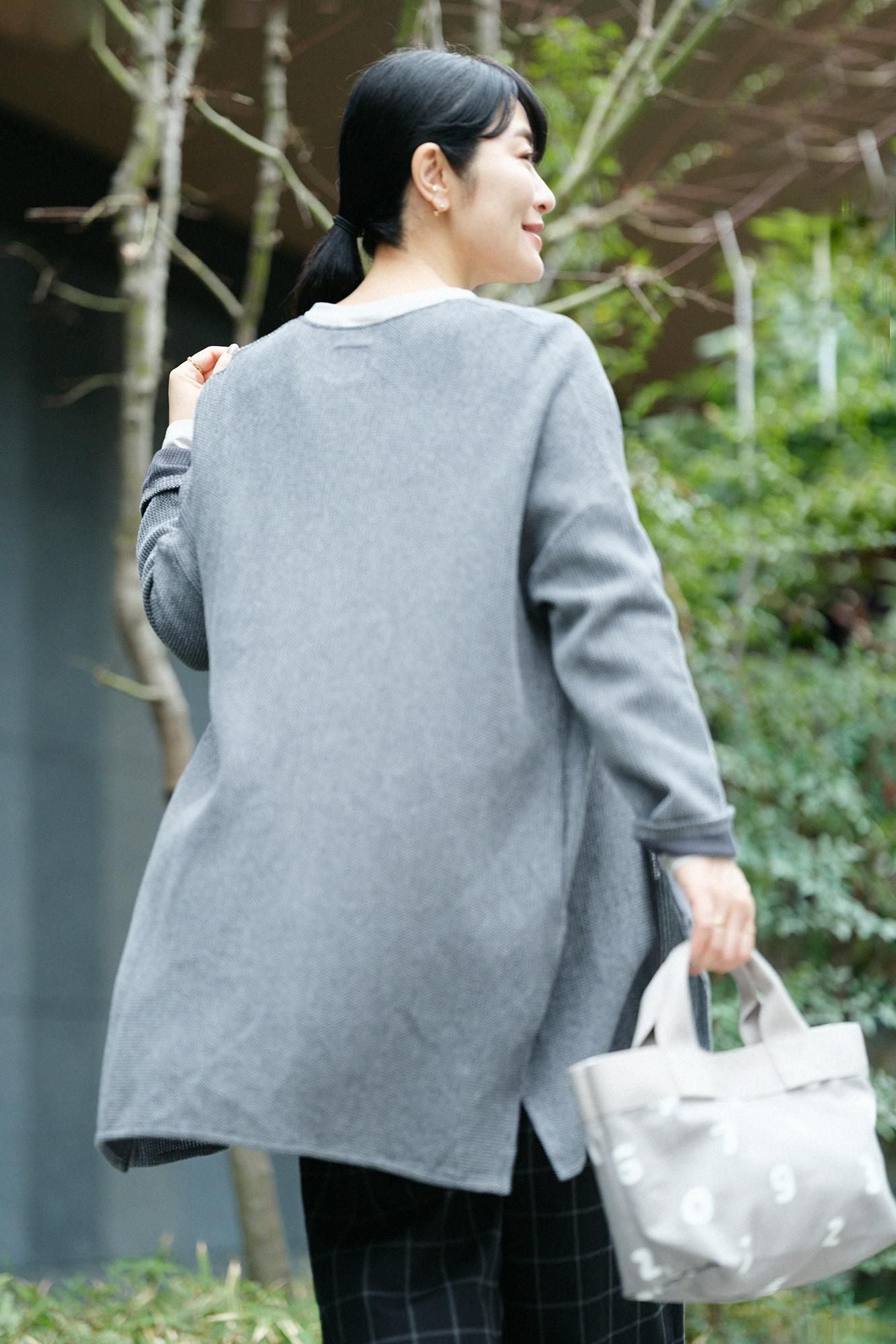 拉舍爾經編V領 輕型外套/灰墨色